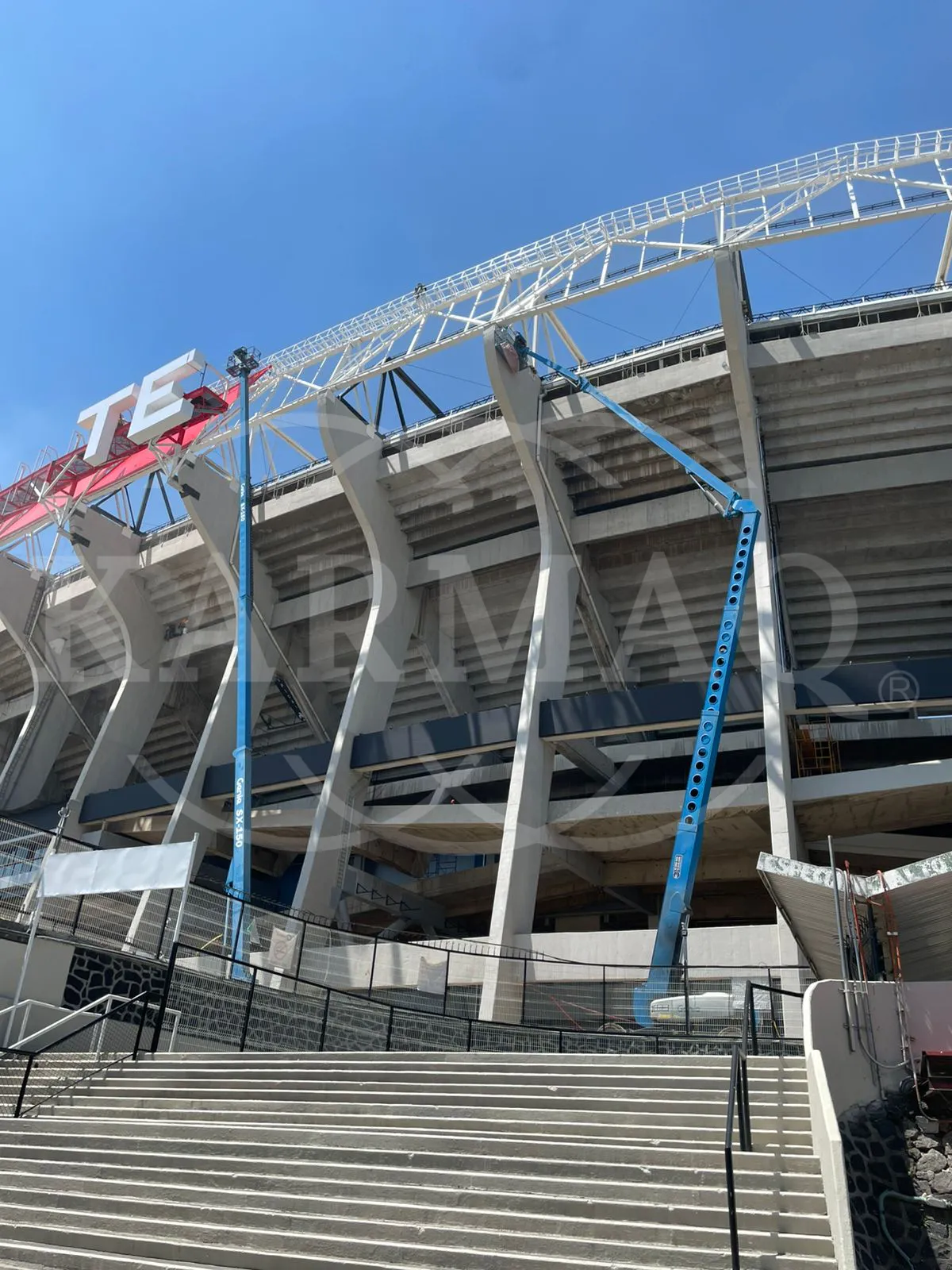Plataformas Genie en mantenimiento de estadio
